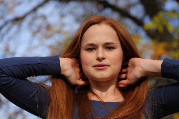 Leuke vrouw in het park — Stockfoto