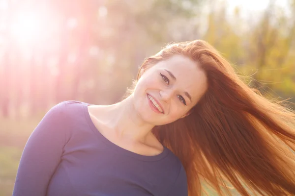 Jeune rousse femme dans le parc — Photo