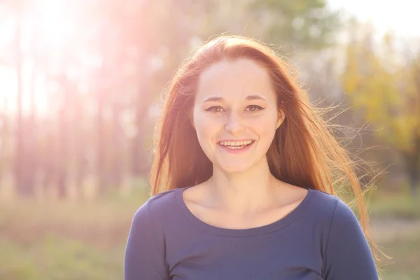 Jeune rousse femme dans le parc — Photo