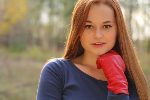 Portret van schattige rode donkerharige jonge vrouw — Stockfoto