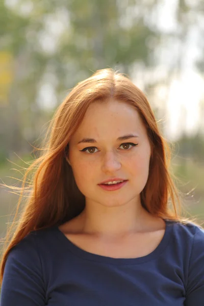 Sevimli kırmızı saçlı genç kadının portresi — Stok fotoğraf