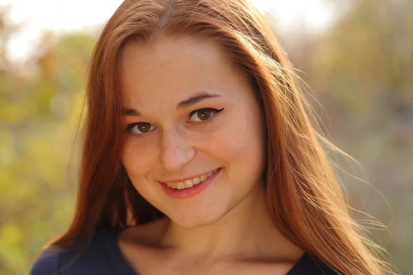 Jeune rousse femme dans le parc — Photo