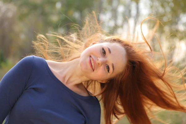 Jeune rousse femme dans le parc — Photo