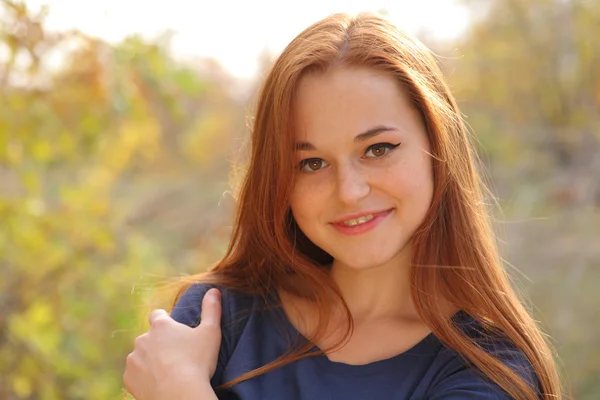 Jeune rousse femme dans le parc — Photo