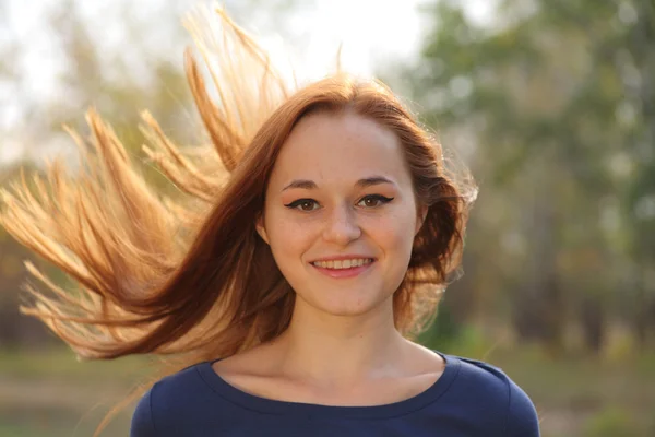 Parkta genç Kızıl saçlı kadın — Stok fotoğraf
