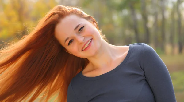 Unga rödhårig kvinna i parken — Stockfoto