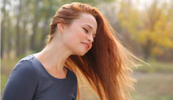 Jonge redhead vrouw in het park — Stockfoto