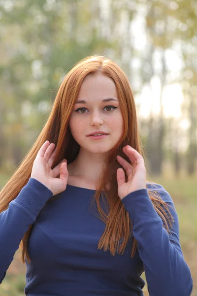 自然の美しい赤い髪の少女 — ストック写真
