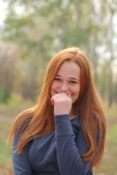 Attraktiva redhead i höst — Stockfoto