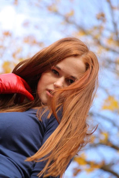 Yakın çekim poz güzel kızıl saçlı kız portresi — Stok fotoğraf