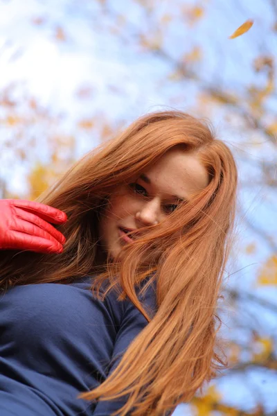 Närbild porträtt av en vacker rödhårig flicka poserar — Stockfoto