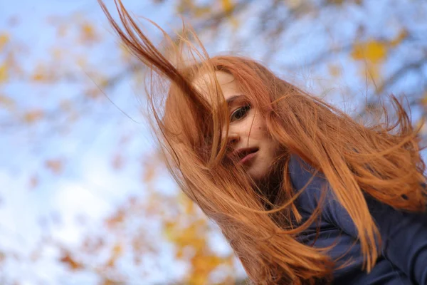 Close-up portret van een mooi meisje met rood-headed poseren — Stockfoto