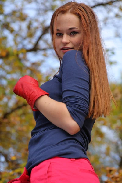 Close-up portret van een mooi meisje met rood-headed poseren — Stockfoto