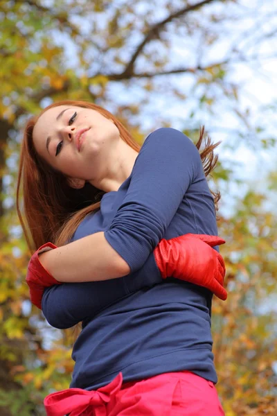 Primo piano ritratto di una bella ragazza con la testa rossa in posa — Foto Stock