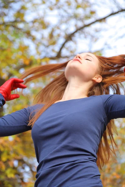 एक सुंदर लाल केस मुली पोझिंग बंद-अप पोर्ट्रेट — स्टॉक फोटो, इमेज