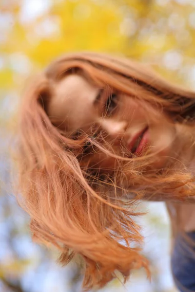 Açık havada güzel kızıl saçlı kız portresi — Stok fotoğraf