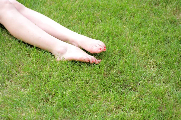 牧草地に足を剃毛、太陽の下で完璧な足 — ストック写真