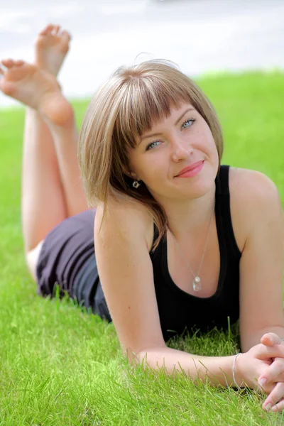 çimenlerin üzerinde güzel bir kadın