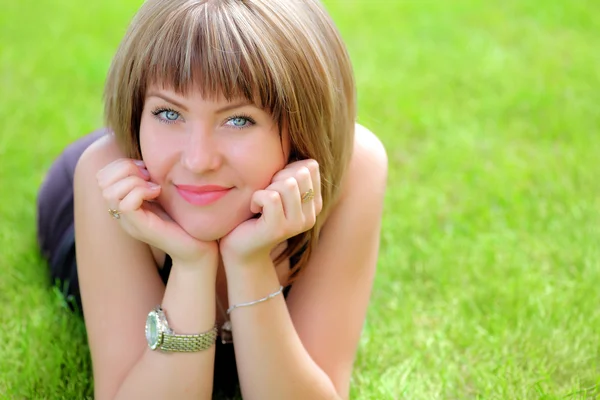 Beautiful woman on the grass — Stock Photo, Image