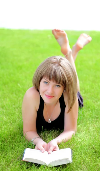 Imagen al aire libre de chica estudiante encantadora con libro —  Fotos de Stock