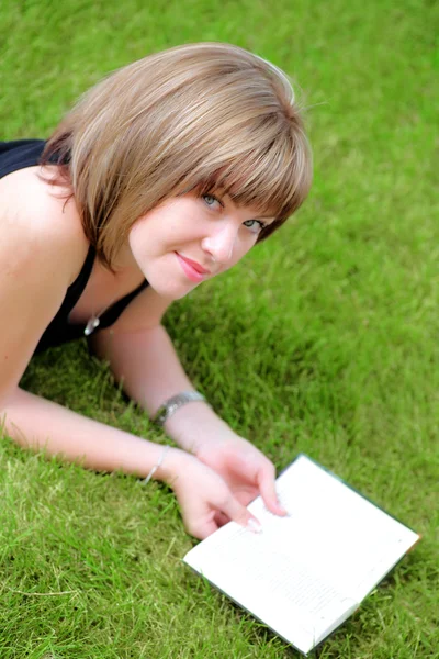 На відкритому повітрі фотографія милої студентської дівчини з книгою — стокове фото