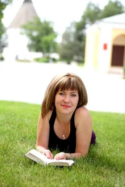 Portrait de belle jeune étudiante avec un livre — Photo