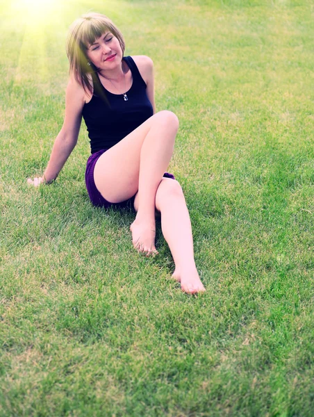 在外地，夏季的一天，日落年轻黑发女子 — 图库照片