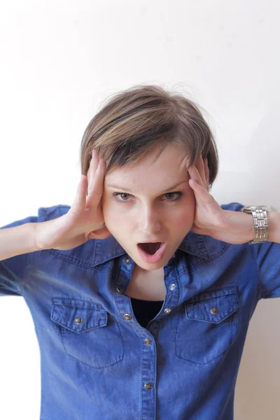 Retrato en mujer gritando salvajemente — Foto de Stock