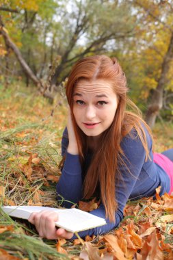 genç kadın yaslanmış