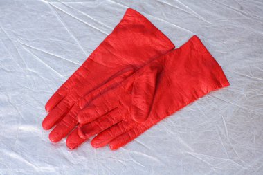 Gümüş izole kırmızı eldiven