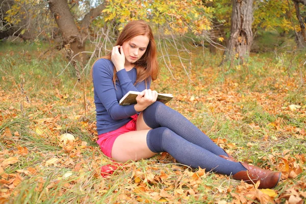 Gelukkig jonge vrouw buiten in het veld — Stockfoto