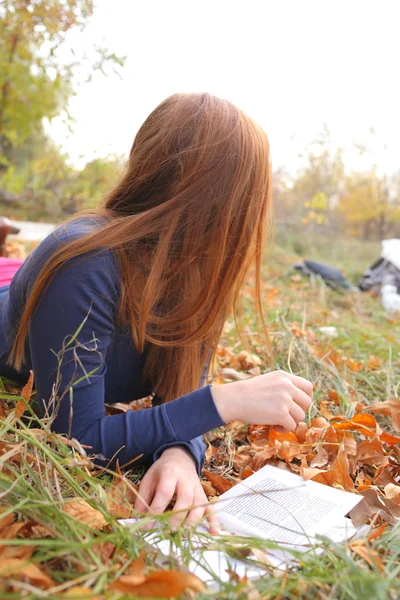 Jeune femme penchée — Photo