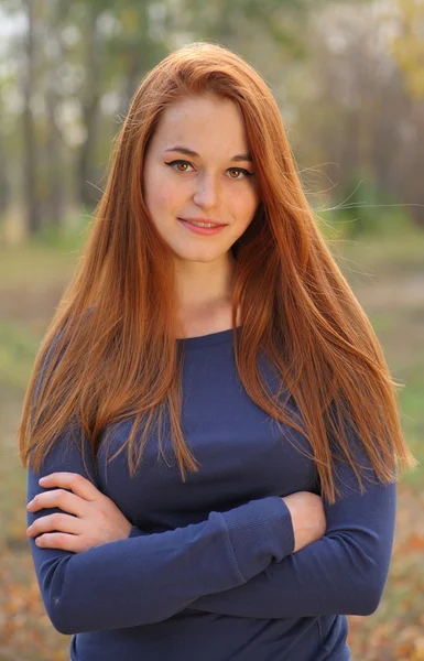 Vörös hajú lány portré mosolyogva — Stock Fotó
