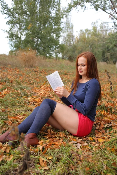 Felice sorridente bella giovane studente universitario studiare — Foto Stock