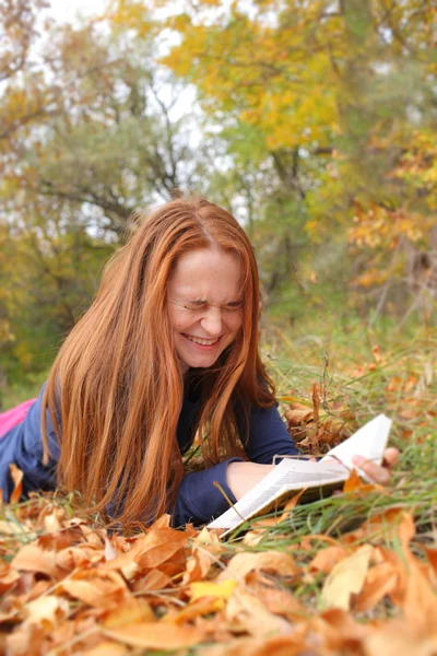 Femme rousse repose sur l'herbe verte — Photo