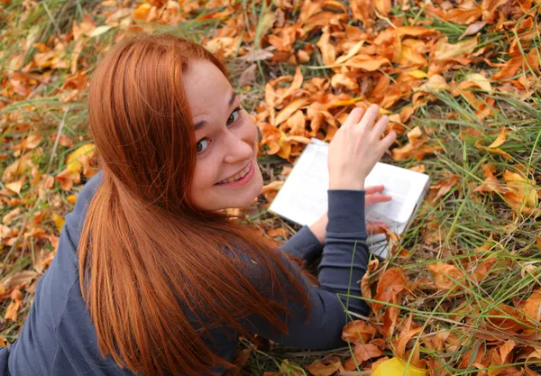 Jonge vrouw leunend — Stockfoto