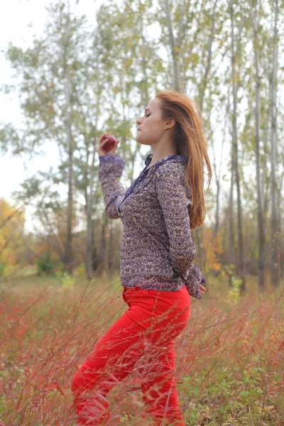 Vrouw in herfst gras, buiten portret — Stockfoto