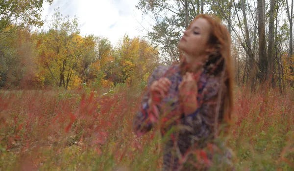 Mujer en hierba de otoño, retrato al aire libre —  Fotos de Stock