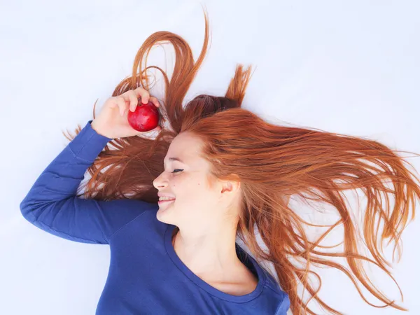 Kırmızı elma, elma odaklanmak ile Kızıl saçlı kız — Stok fotoğraf