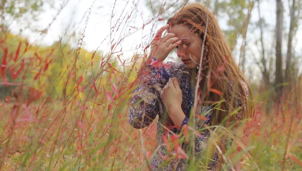 Hermosa mujer de pie en un parque en otoño — Foto de Stock