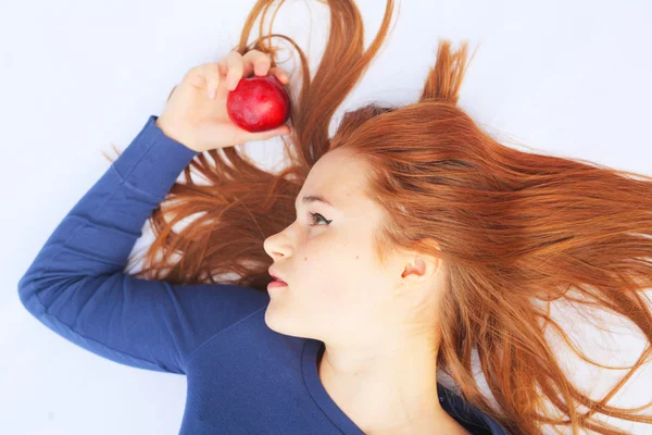 Rothaarige Mädchen mit rotem Apfel, Fokus auf Apfel — Stockfoto