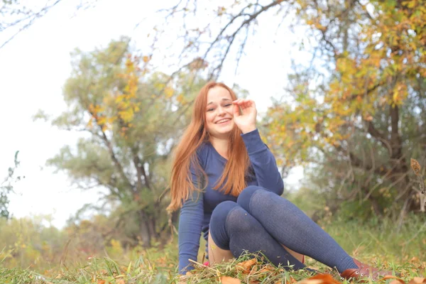 Gelukkig jonge vrouw buiten in het veld — Stockfoto