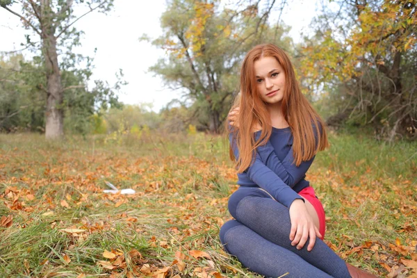 Glückliche junge Frau im Freien auf dem Feld — Stockfoto