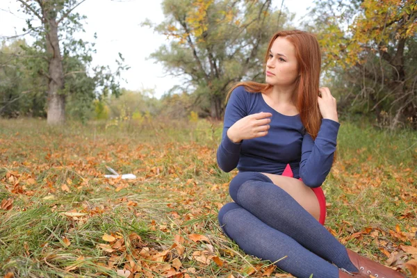 Belle fille se détendre dans un jardin magique — Photo