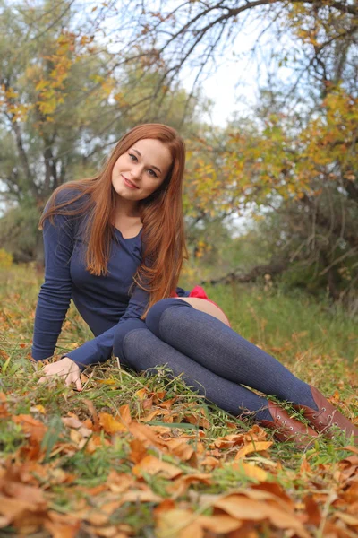 Menina bonita relaxante em um jardim mágico — Fotografia de Stock