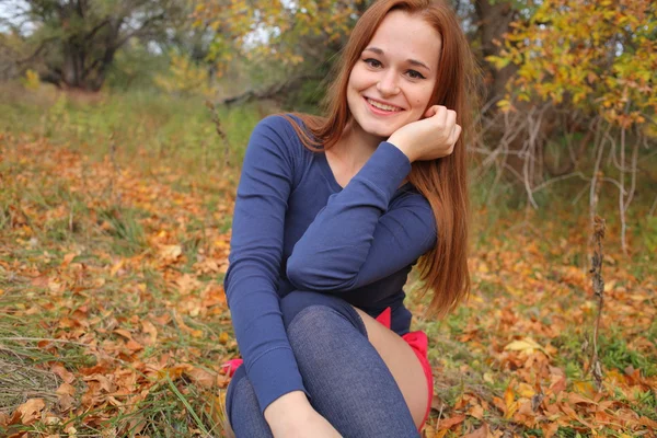 Gelukkig jonge vrouw buiten in het veld — Stockfoto