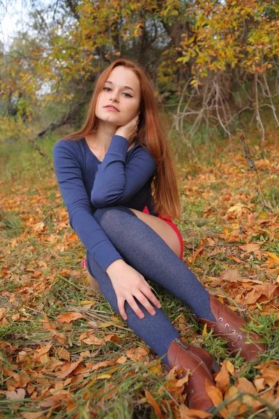 Gelukkig jonge vrouw buiten in het veld — Stockfoto