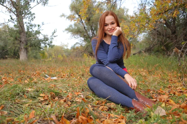 Glad ung kvinna utomhus i fältet — Stockfoto