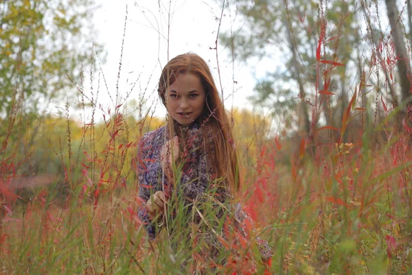 Feliz joven mujer al aire libre en el campo — Foto de Stock