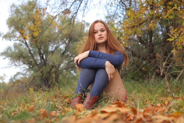 Glückliche junge Frau im Freien auf dem Feld — Stockfoto